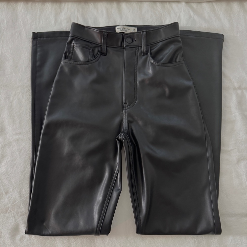 Abercrombie 90’s Straight Leather Pants 🖤 00L